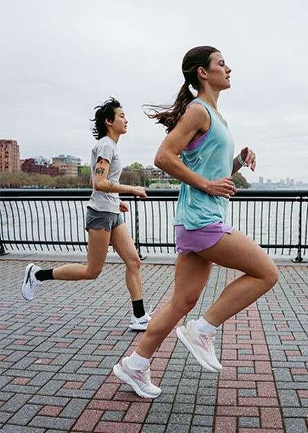 브룩스 러닝화를 신은 러너들