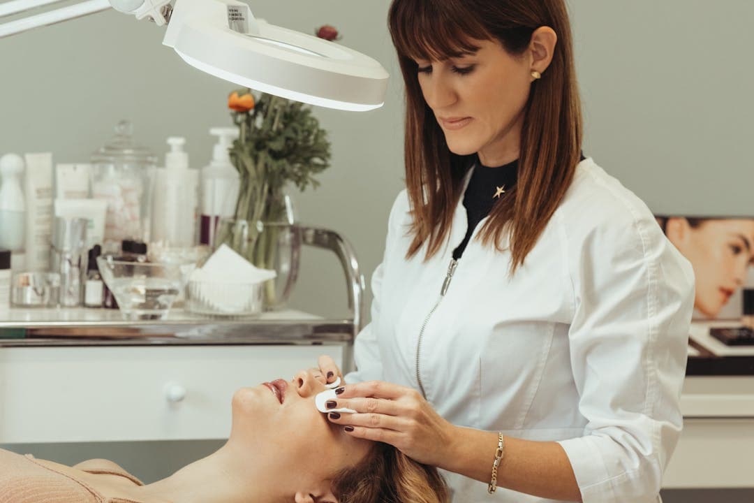 피부관리실 소상공인, 고객 피부관리 중