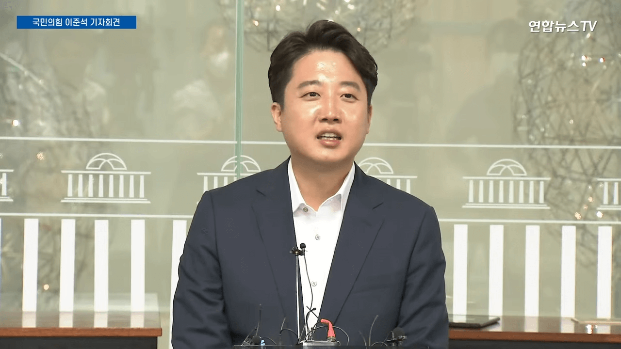 이준석 국민의힘 전 당대표가 기자회견 후 기자들과 질문 답변을 주고받고 있다.