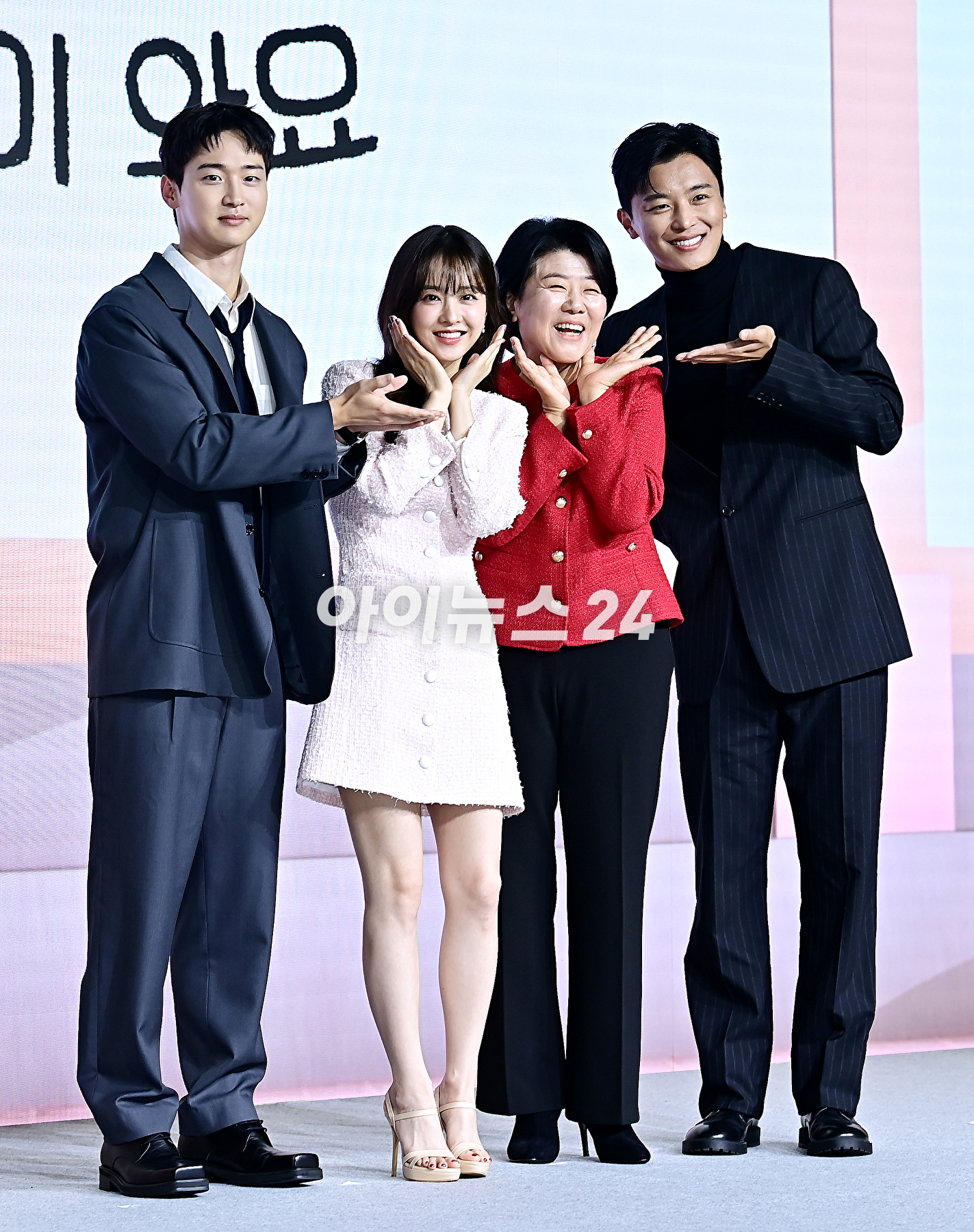 배우 장동윤, 박보영, 이정은, 연우진이 1일 오전 서울 종로구 JW 메리어트호텔 동대문 스퀘어에서 열린 넷플릭스 '정신병동에도 아침이 와요' 제작발표회에서 포토타임을 갖고 있다. [사진=곽영래 기자]