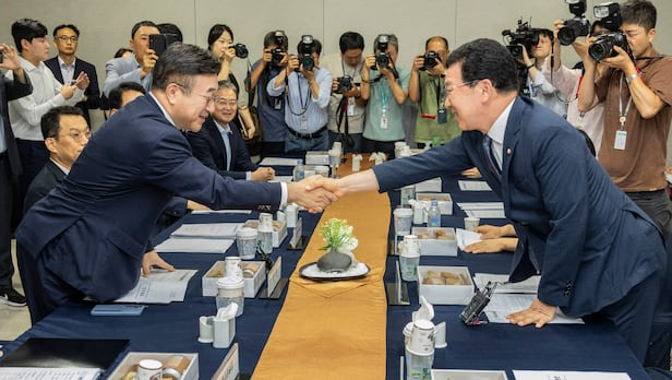 당정 협의회에서 국회의원들이 악수를 하는 모습