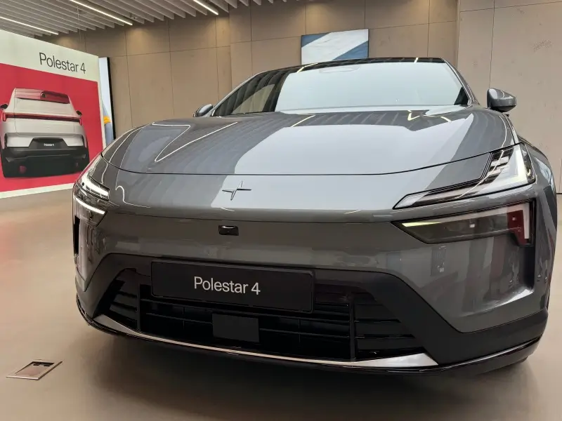 전시장에-있는-회색-폴스타4-전면