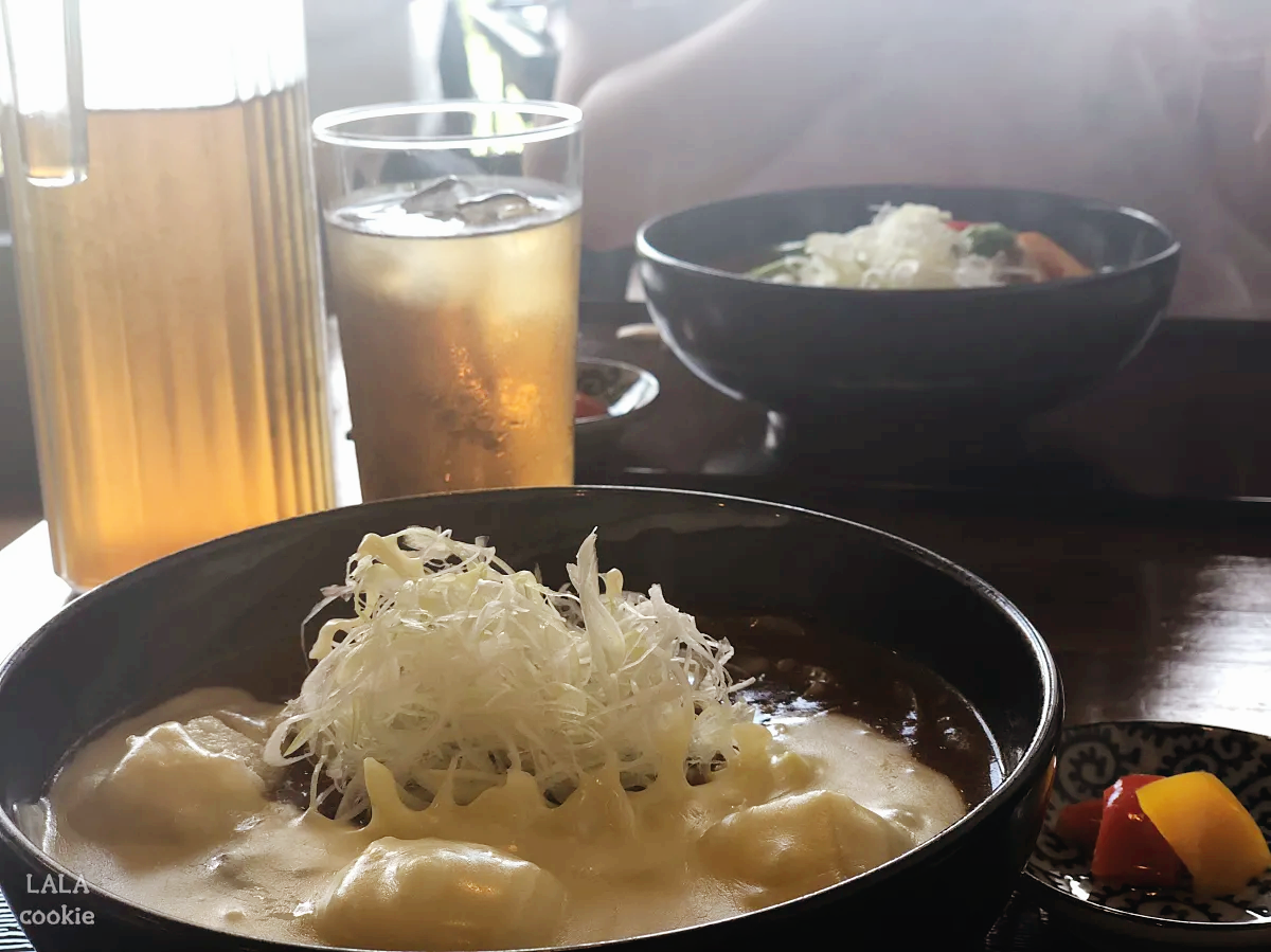 후쿠오카-유후인-카레우동-맛집-메뉴-우롱차와-카레우동