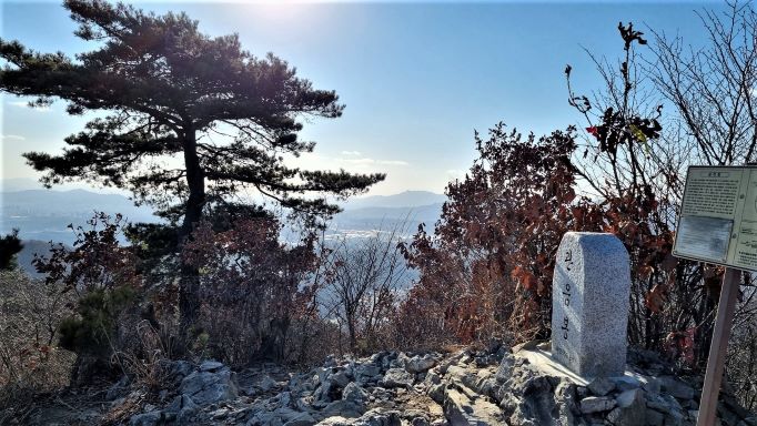 소나무에 가려진 오남 방향&#44; 우측에 정상석&#44;
