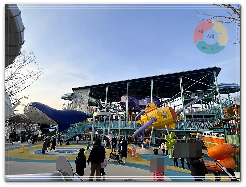 서울랜드_야외놀이터-고래모형-우주선미끄럼틀