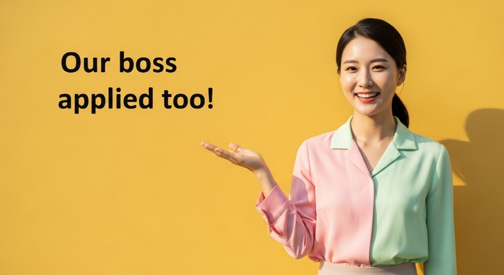 &amp;quot;우리 사장님도 신청했어요!&amp;quot; 포스터 앞에 선 사람