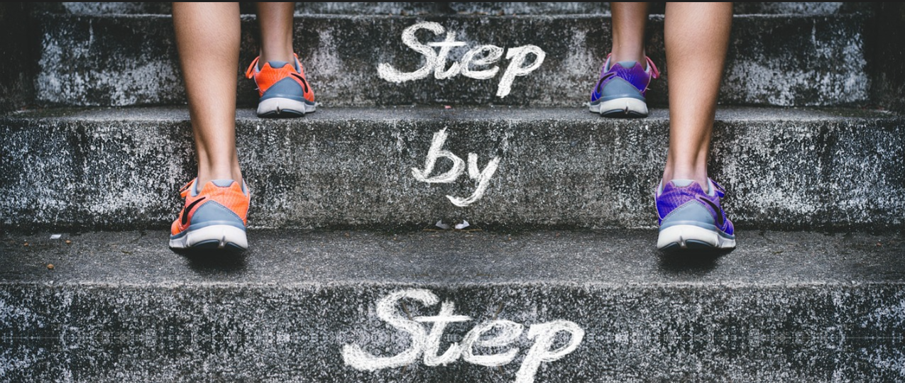 계단오르기 운동을 하는 다리 사진