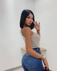 가수제시가-뒤돌아서서-포즈를-취하고-서있는-사진