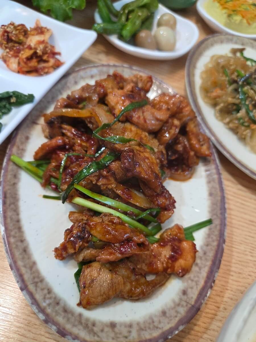 생방송투데이 돼지불백 만원의행복 갓성비밥상 식당 위치 예약방법