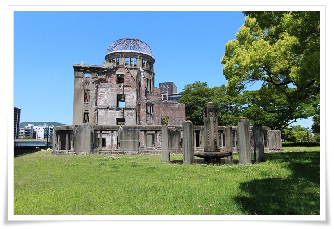 넓은 푸른 잔디가 깔린 공원에 폐허가 된 석조건물의 잔해가 보존되어있다. 건물은 4층정도의 규모이고 꼭대기에는 돔모양의 골격이 그대로 남아있다. 히로시마 평화기념공원내 원형 돔으로 보인다