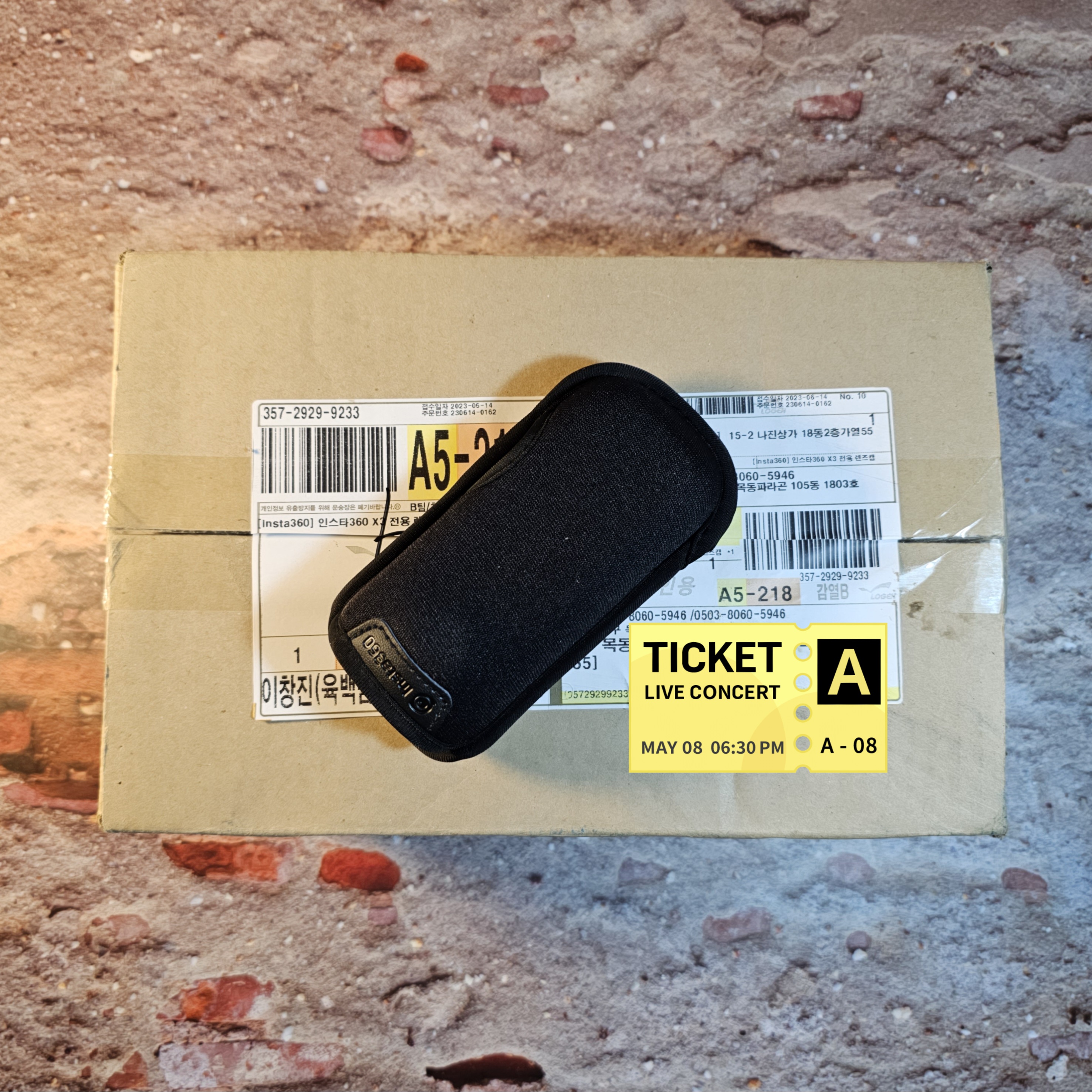 인스타360 X3 렌즈 캡 박스 사진과 인스타360 X3 사이즈 비교 사진