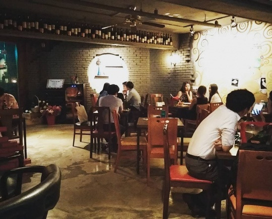 강남 와인바 '아브라소812'