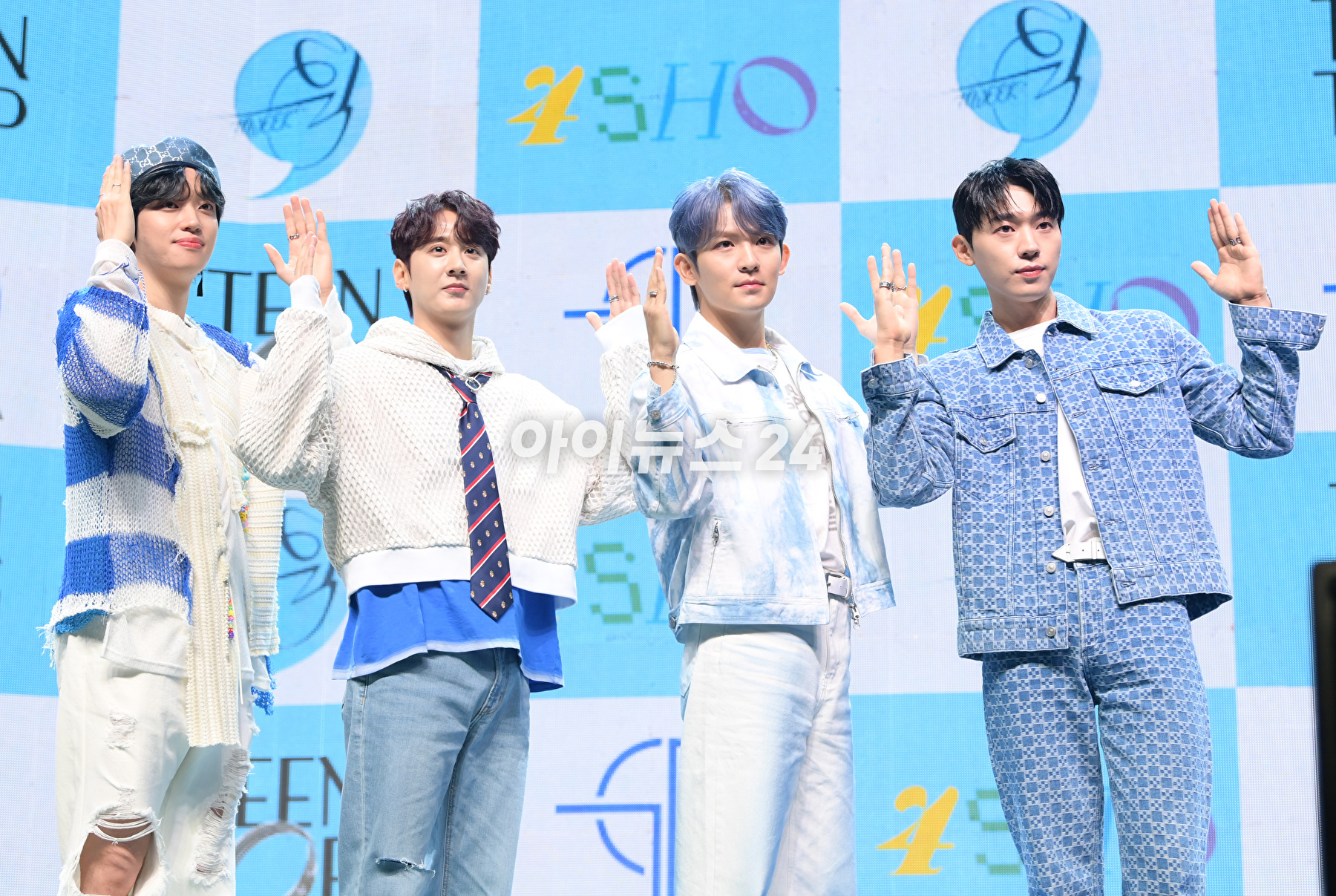 그룹 틴탑이 4일 오후 서울 광진구 예스24 라이브홀에서 열린 새 앨범 '틴탑 [포슈어](TEEN TOP [4SHO])' 쇼케이스에 참석해 타이틀곡 '휙(HWEEK)' 무대를 선보이고 있다. [사진=정소희 기자]
