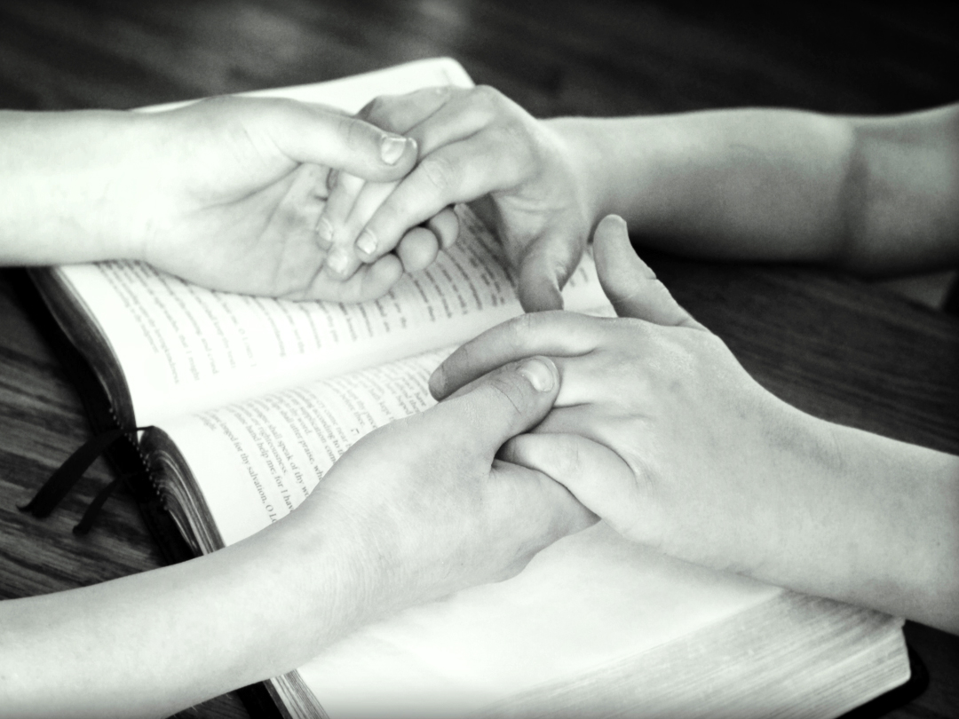 손에 손잡고 기도하는 이미지, 하느님과의 일치를 위한 김귀웅 토마 신부의 향심기도 바치는 방법