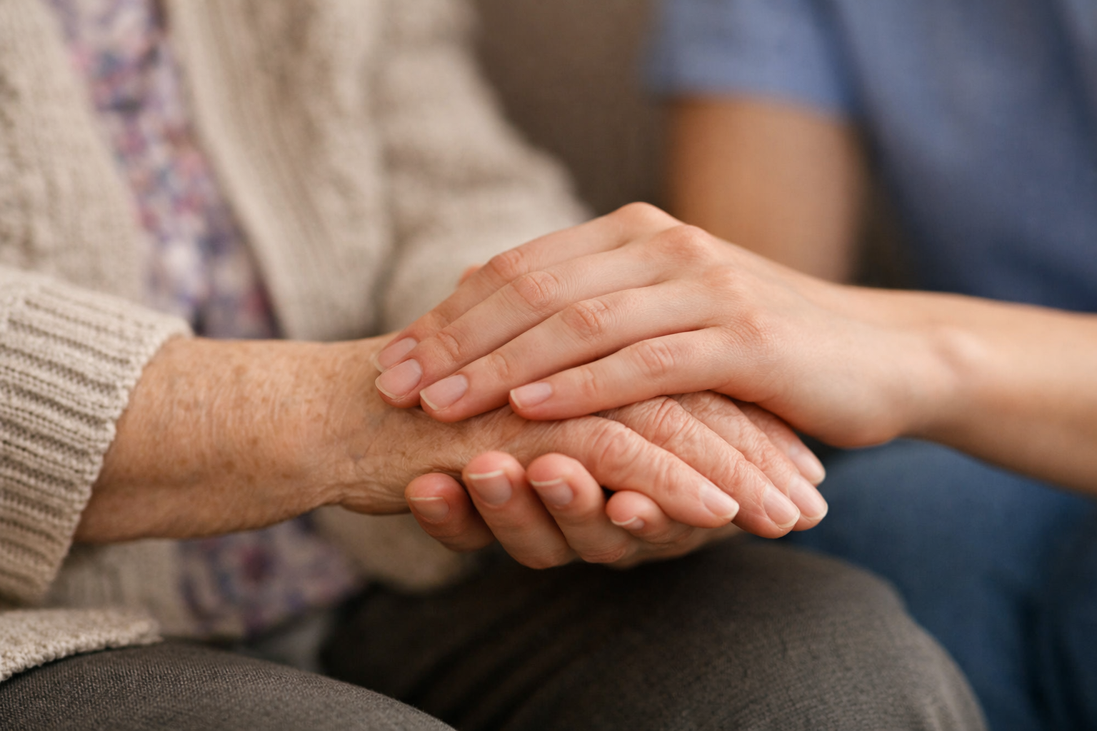 할머니의 손을 젊은 사람이 따뜻하게 잡고 있는 모습