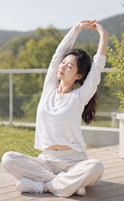 편안하게 스트레칭하는 모습