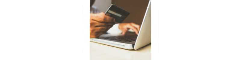 카드-들고-노트북-하는-모습