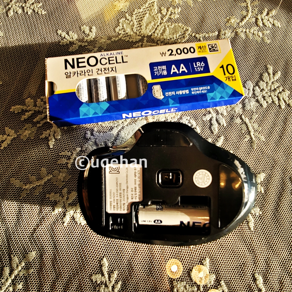 다이소 NEO CELL ALKALINE 알카라인 AA건전지 그리고 노브랜드 저소음 마우스 사진이다. AA건전지 2개가 들어가있다.