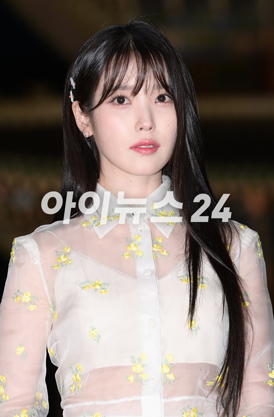 &#39;눈부신 미모의 기부천사&#39;&lt;/b&gt; 가수 겸 배우 아이유가 16일 오후 서울 경복궁에서 진행된 구찌(Gucci) 2024 크루즈 패션쇼에 참석하고 있다. [사진=정소희 기자]