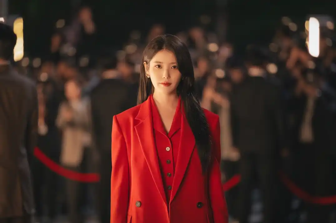 21세기 대군부인 스틸컷 속 붉은 색 정장을 입은 성희주