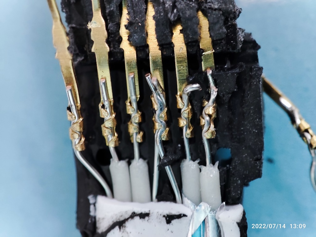 가운데 4번째 핀에 2개의 전선이 묶여있습니다.