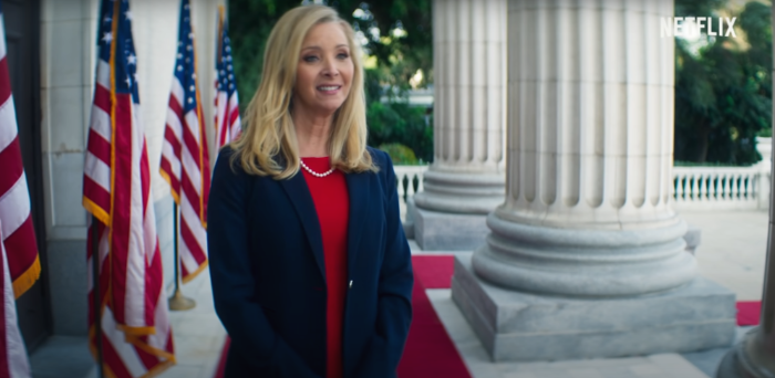 정치인으로 나온 리사 쿠드로 (영화 '가버려라 2020년')