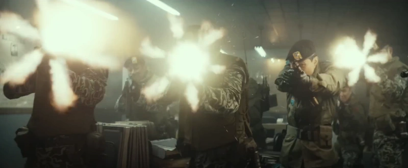 총격전을 벌이고 있는 영화 서울의 봄 줄거리를 담고 있는 주요 장면