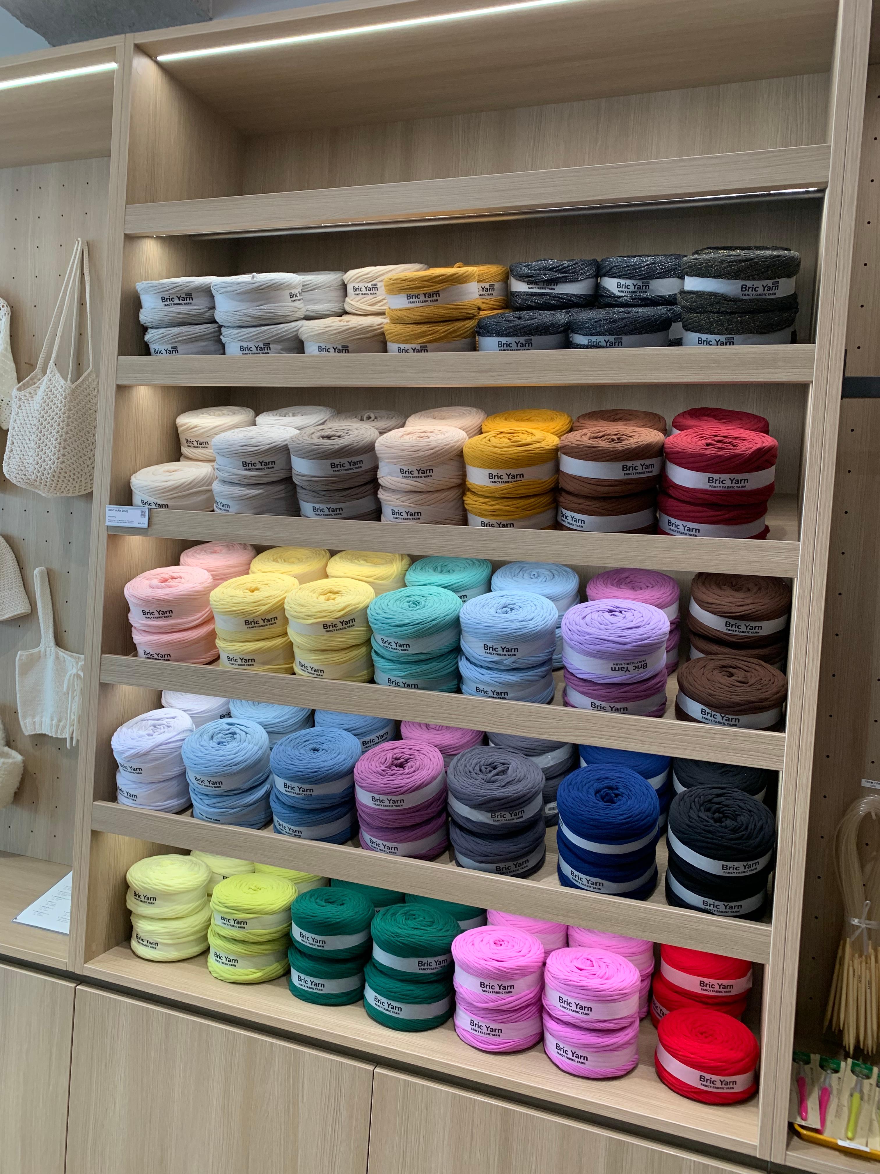 쎄비 하우스 1층 매대의 샘플과 두꺼운 뜨개실이 있는 이미지