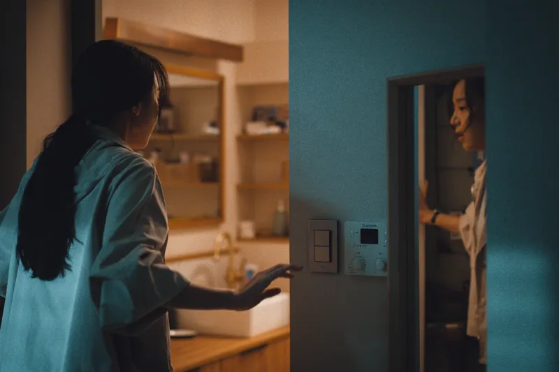 수현의 집을 배경으로 욕실 화장실 조명을 키고 있는 영화 타겟의 장수현