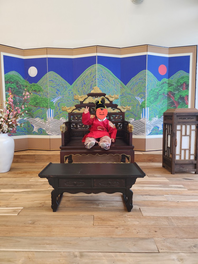 곤룡포를 입은 아이