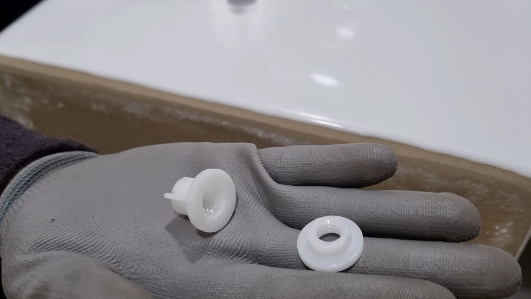 양변기 고정 너트