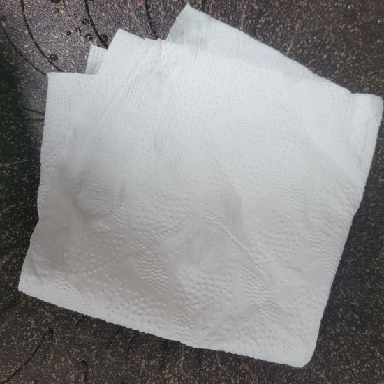 캐스케이드 플래티넘으로 설거지한 삼겹살 불판을 키친타올로 닦아보았으나 기름기가 묻어나오지 않는다.