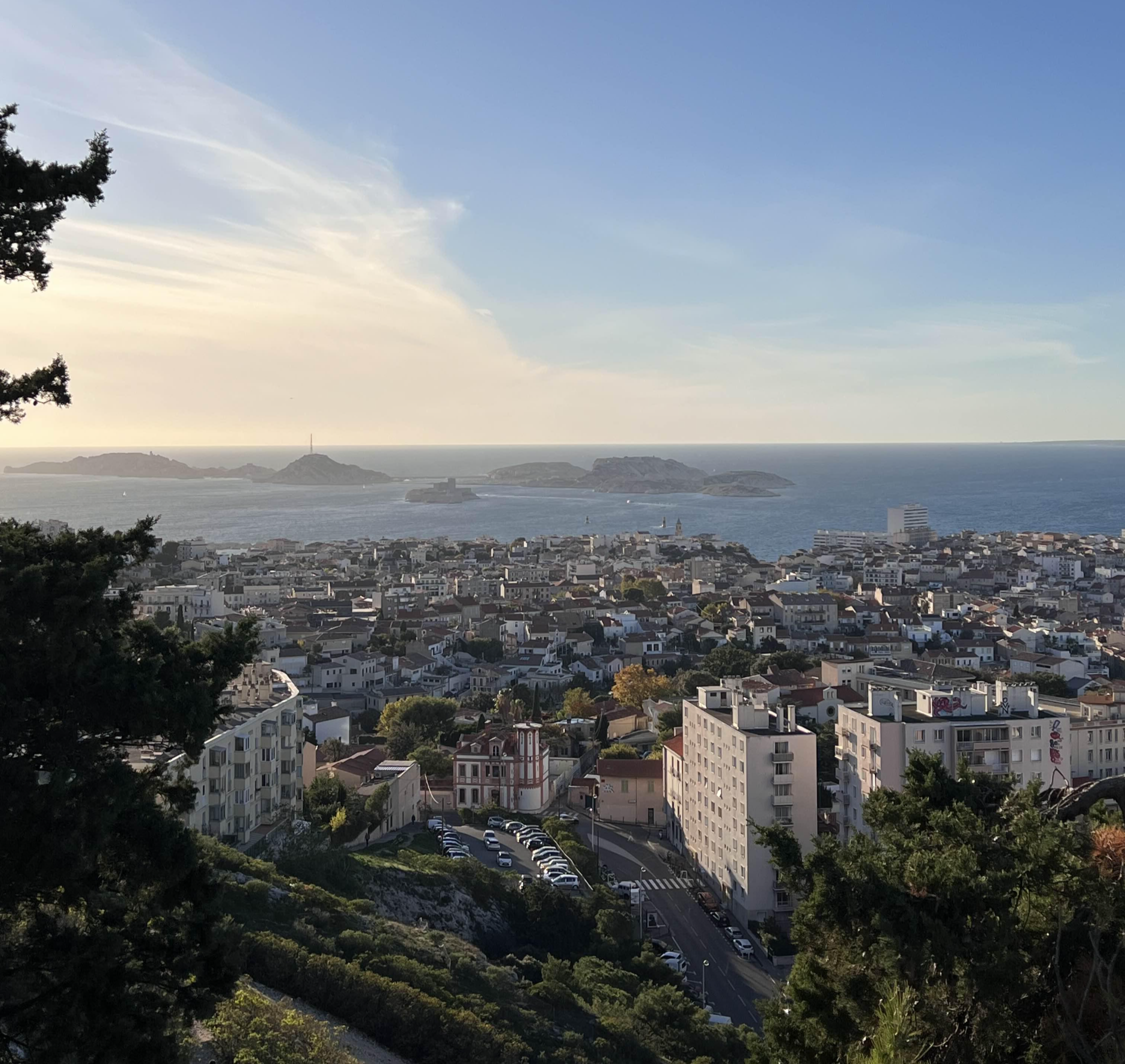 저 멀리 보이는 섬이 참 아름다워 보이지만 사실은 감옥이었다.