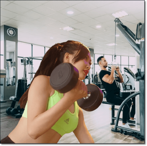 근력 운동중인 여성