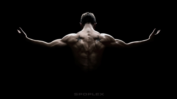 등근육을 보이는 남자