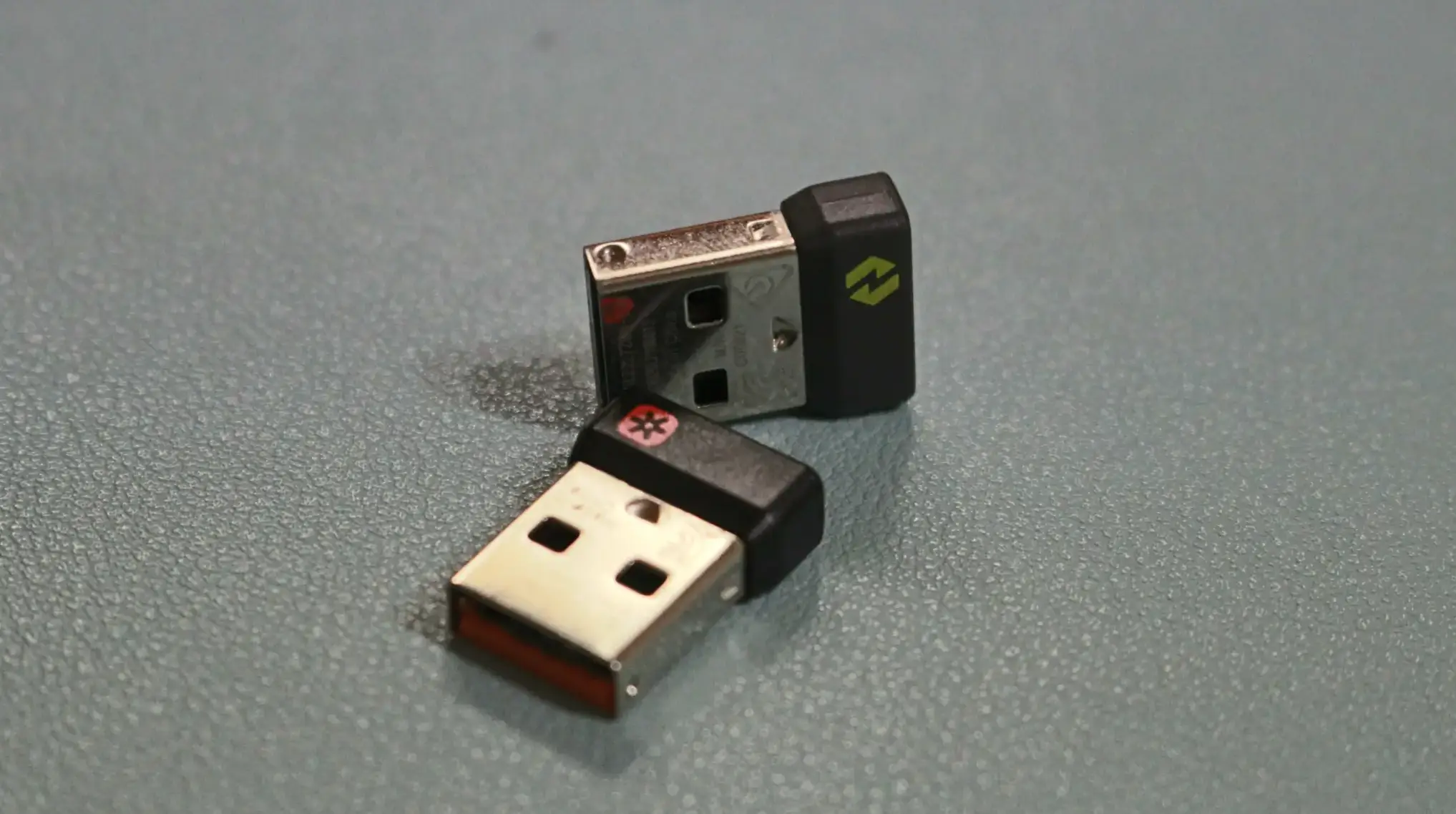 유니파잉 수신기와 로지볼트 수신기