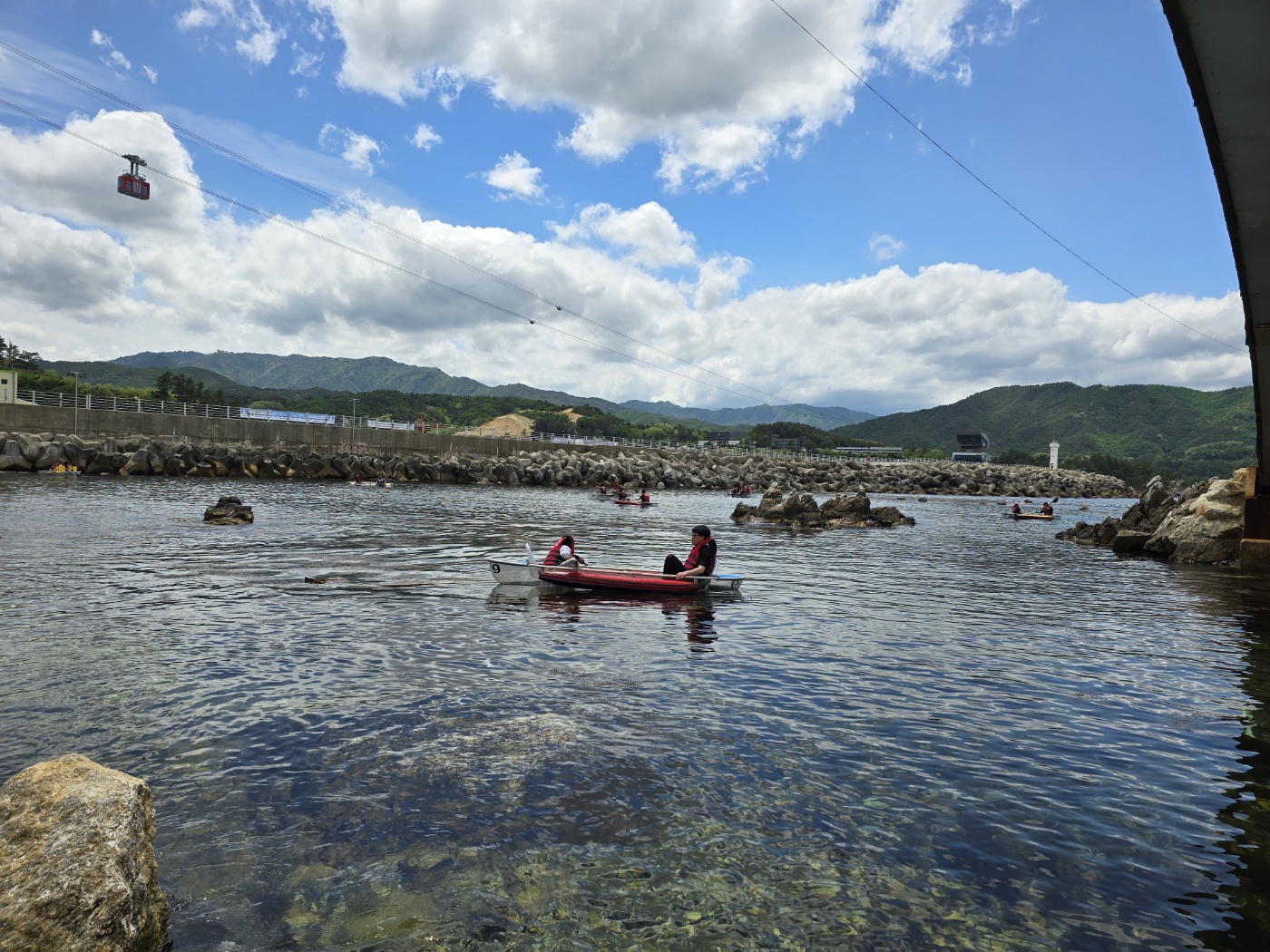 투명카누를 즐기고있어요.