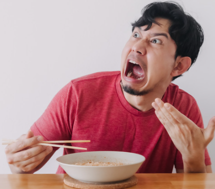 라면-먹고-매워-하는-남자