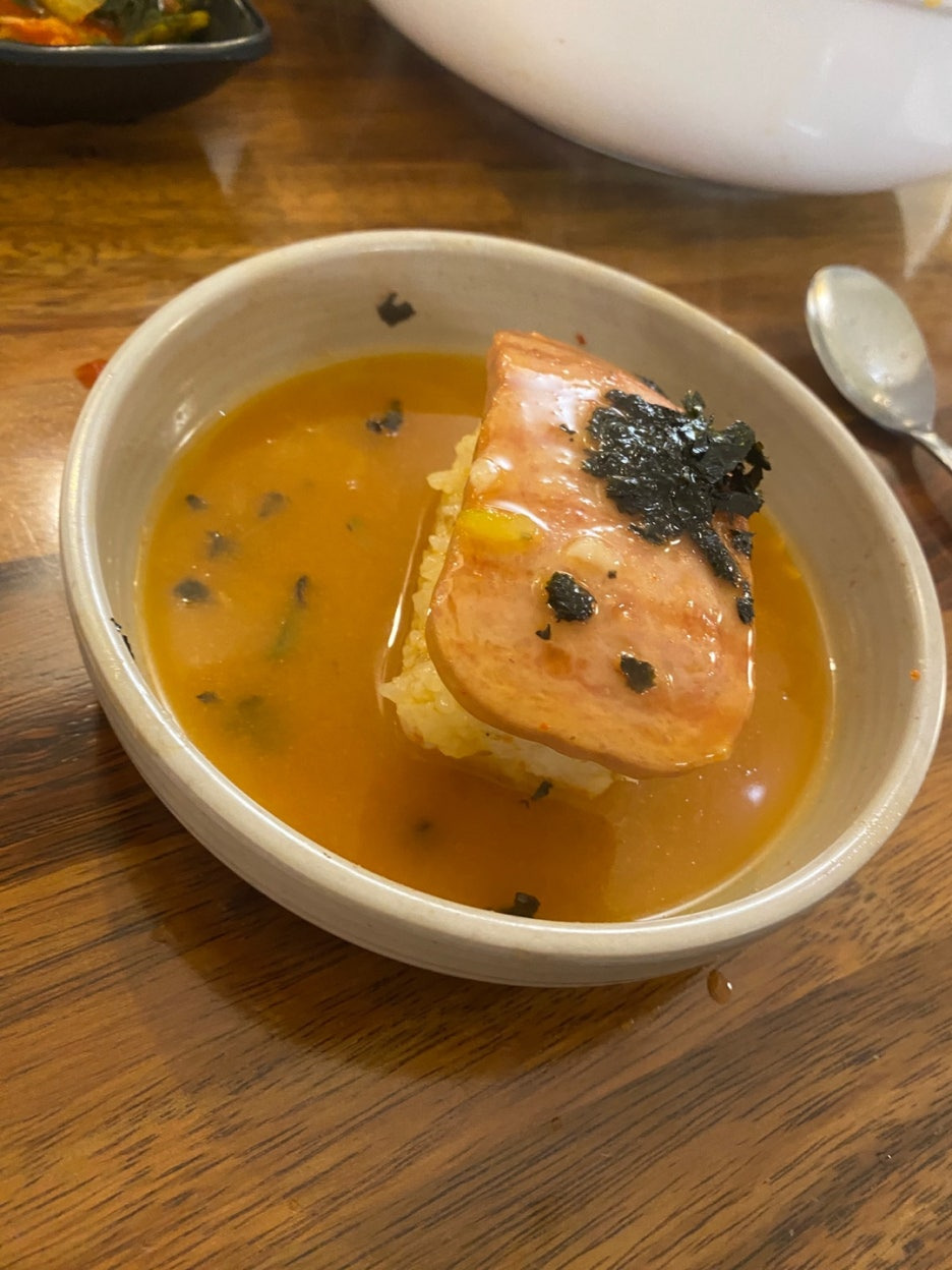 칼국수 국물에 적신 스팸볶음밥