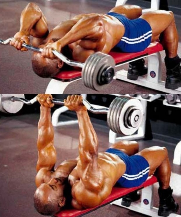 트라이셉스 익스텐션 하는 모습