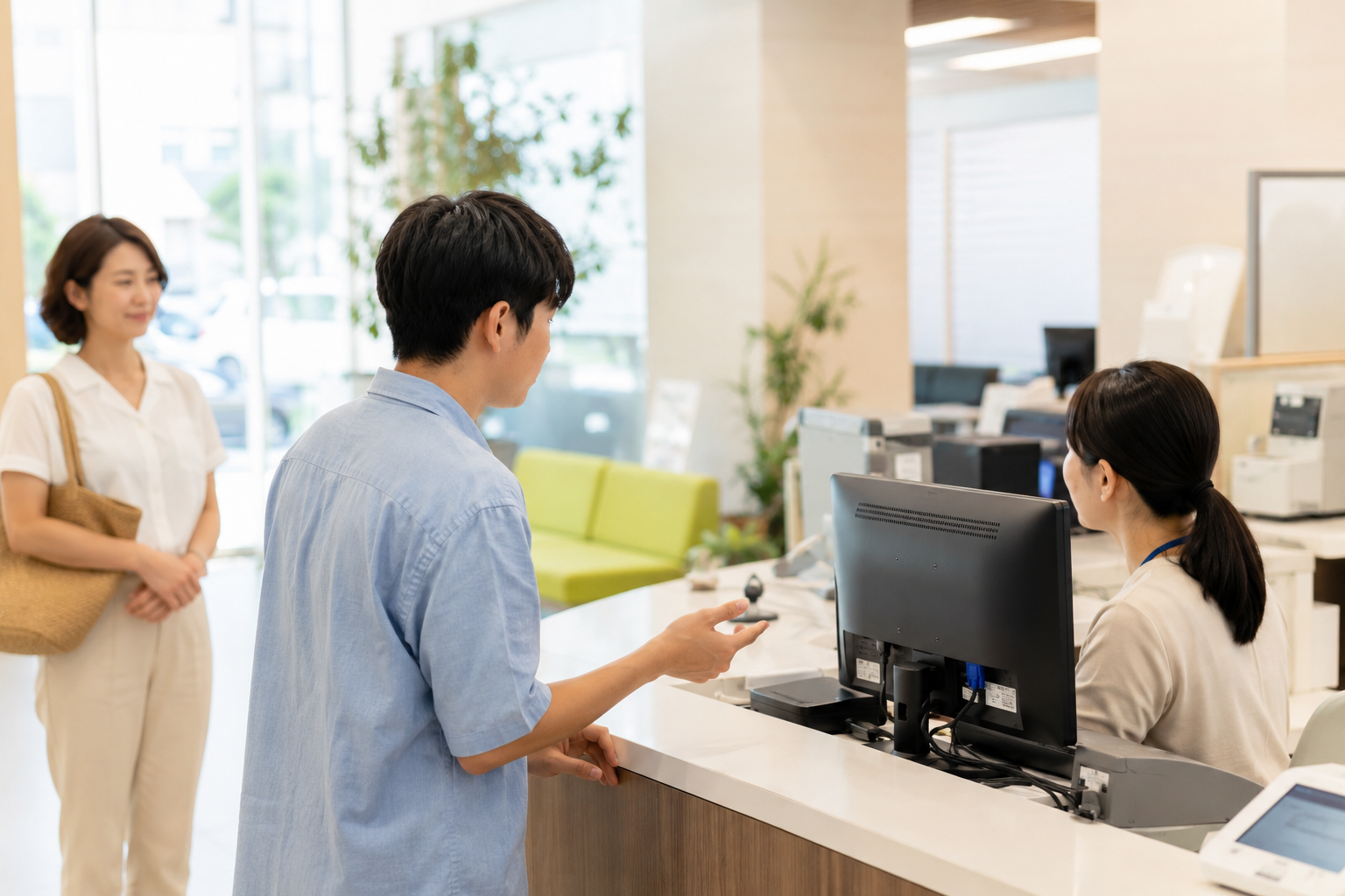 안내 데스크에서 자신의 요구 사항을 이야기 하는 모습