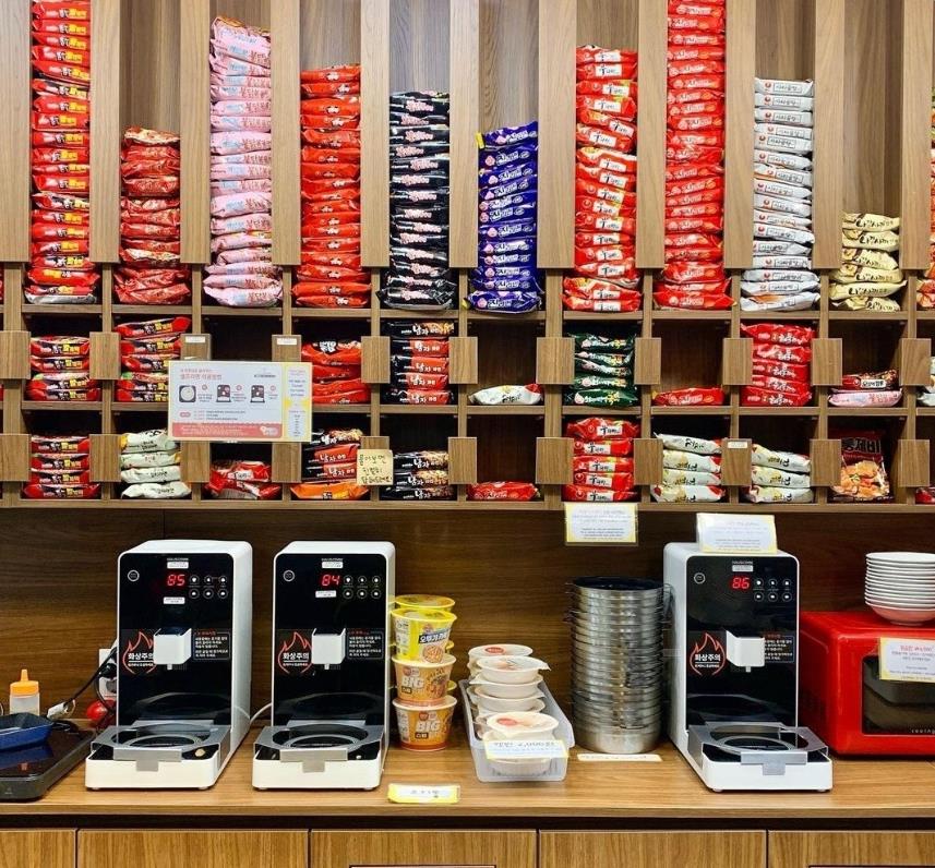 여러가지 종류의 라면이 진열되어 있는 생활의달인 무한리필셀프라면 만화방