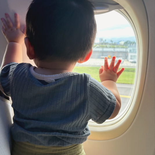 비행기 밖을 쳐다보는 아기