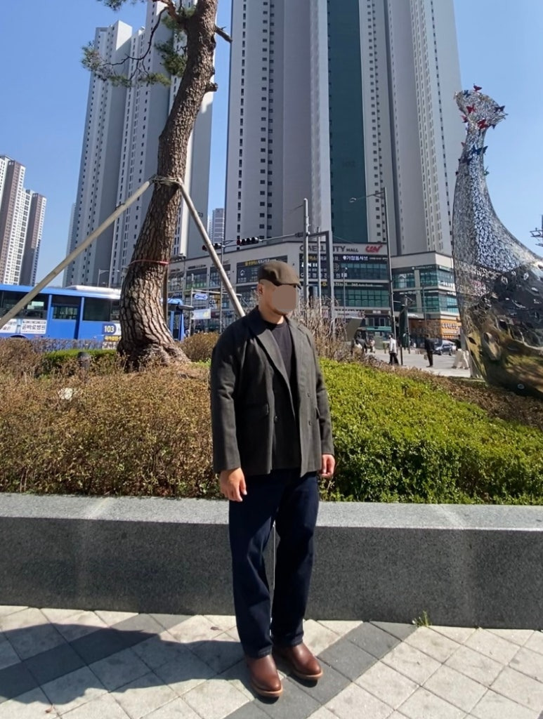 데일리룩('26. 4. 5.)와일드브릭스 헤링본 헌팅캡, 빈티지 헤링본 블레이저 재킷, 무신사스탠다드 슬리브 티셔츠, 무신사스탠다드 생지 데님 팬츠, 레드윙 페코스 1155 부츠