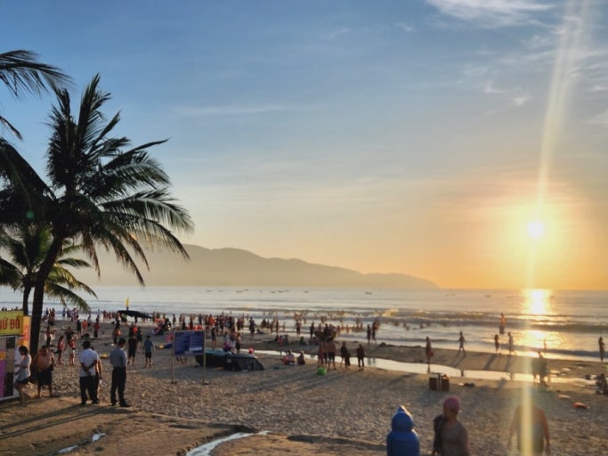 베트남 다낭 미케비치의 에메랄드빛 바다와 백사장 풍경, 커플 추천 동남아 여행지