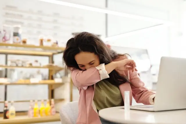 잔기침, 잔기침원인, 잔기침멈추는법, 기침완화, 목건강, 기침치료, 수분섭취, 자연요법, 기침예방, 호흡기건강