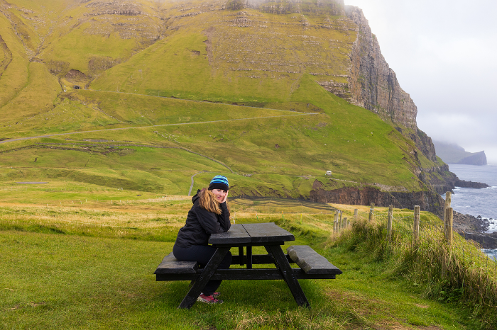밝은 낮의 자연속의 여자 사진