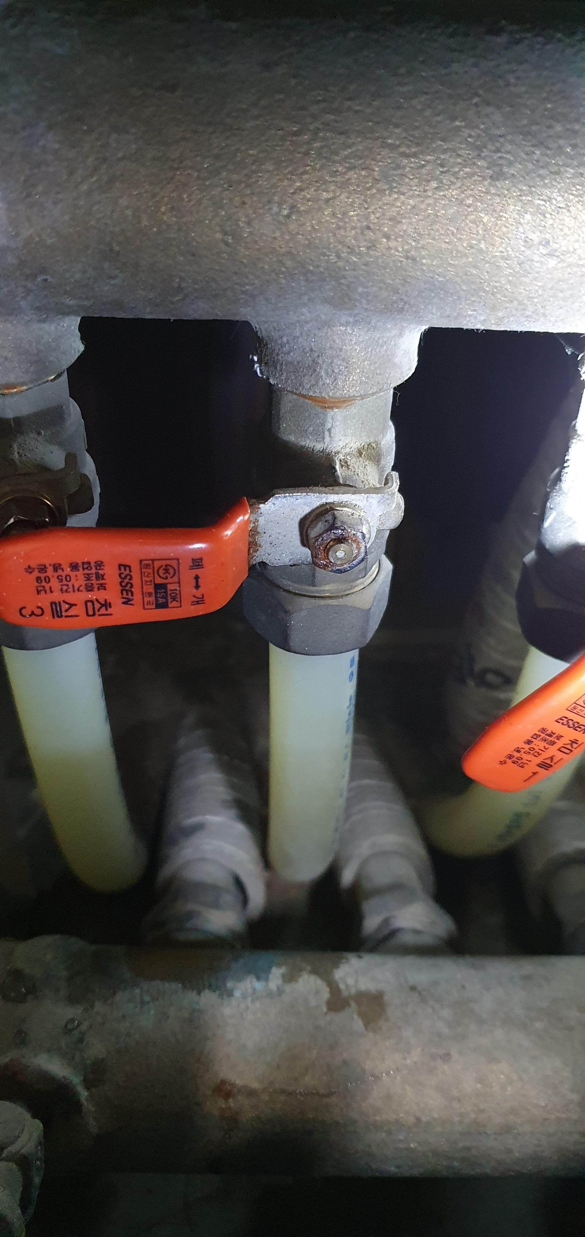 물이 새고 있는 우리집 물분배기 새고 있는 밸브 1개