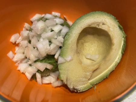 아보카도 요리 - 양파 다진 것 넣기