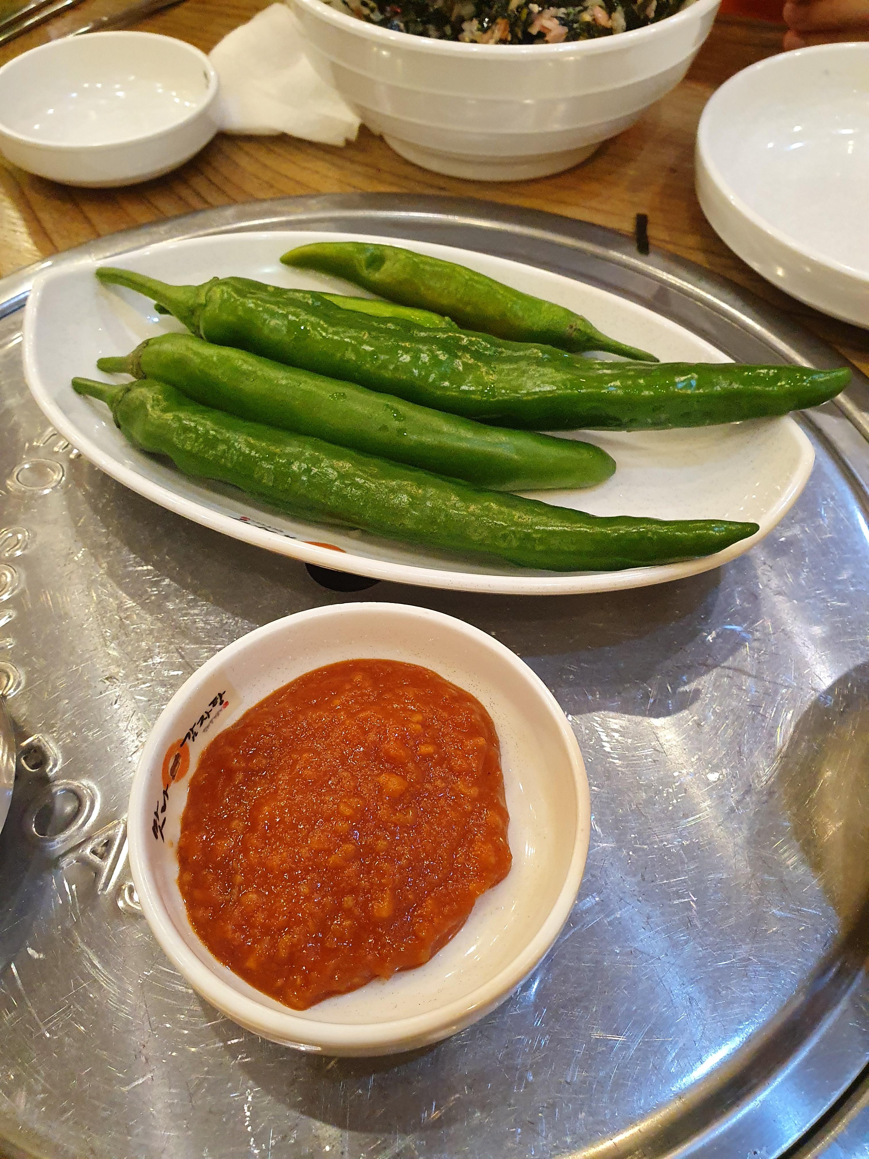 원내동 맛나감자탕 반찬 긴것은 오이고추, 짧은것은 땡초